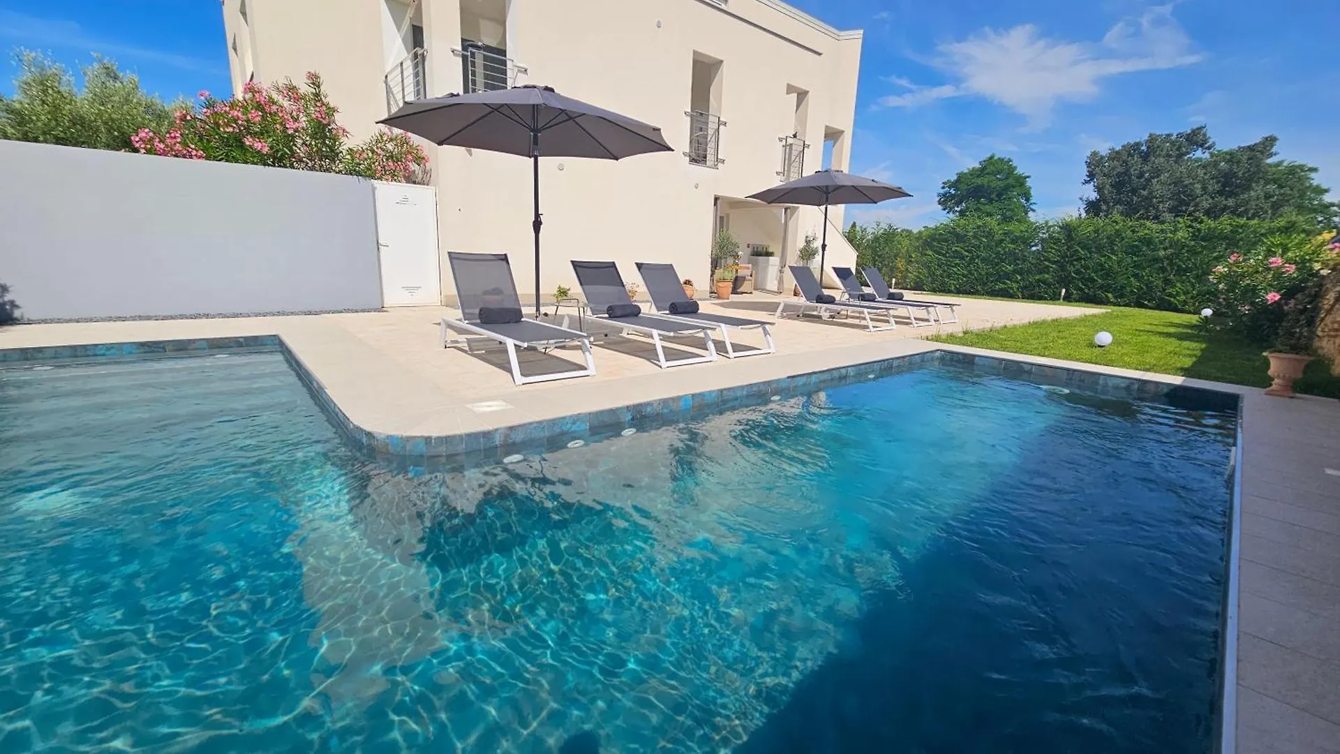 Apartments With Pool Casa Bianca Matohanci