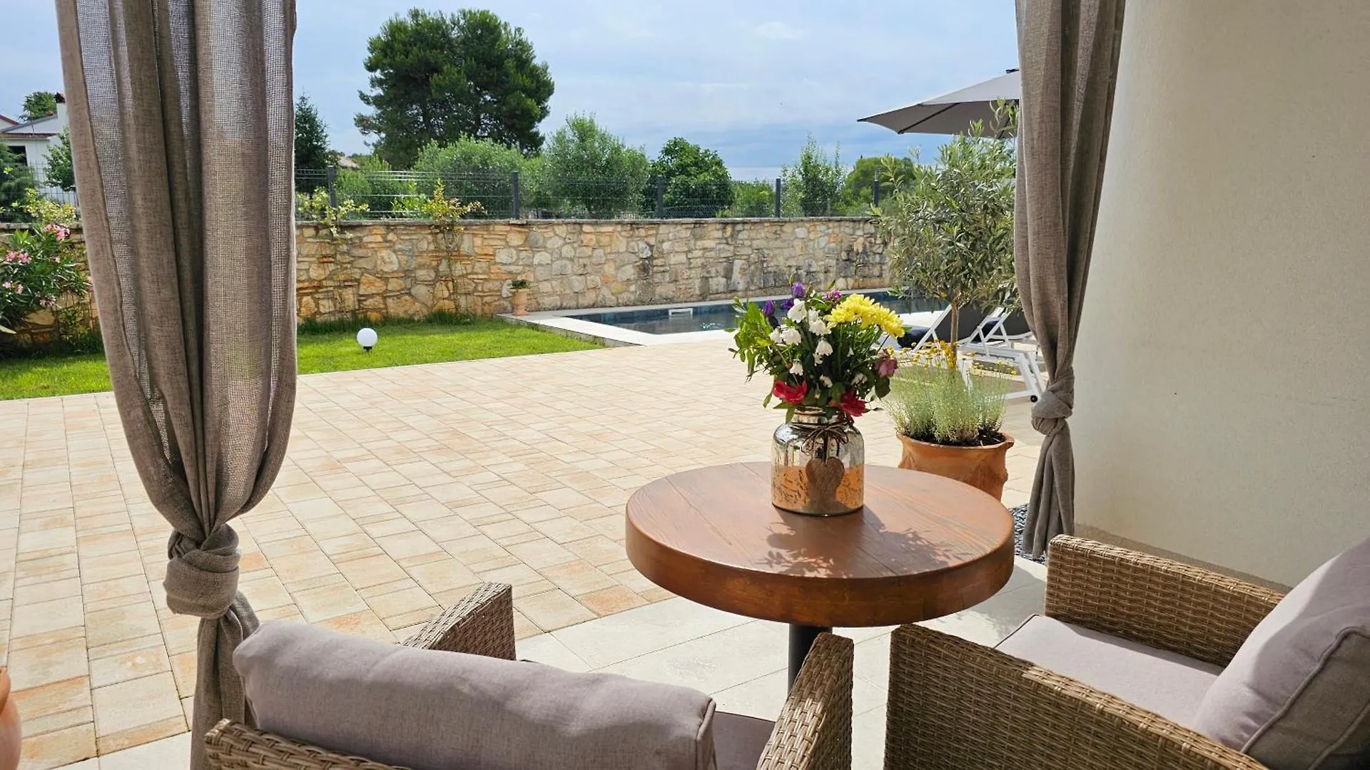 Apartments With Pool Casa Bianca Matohanci