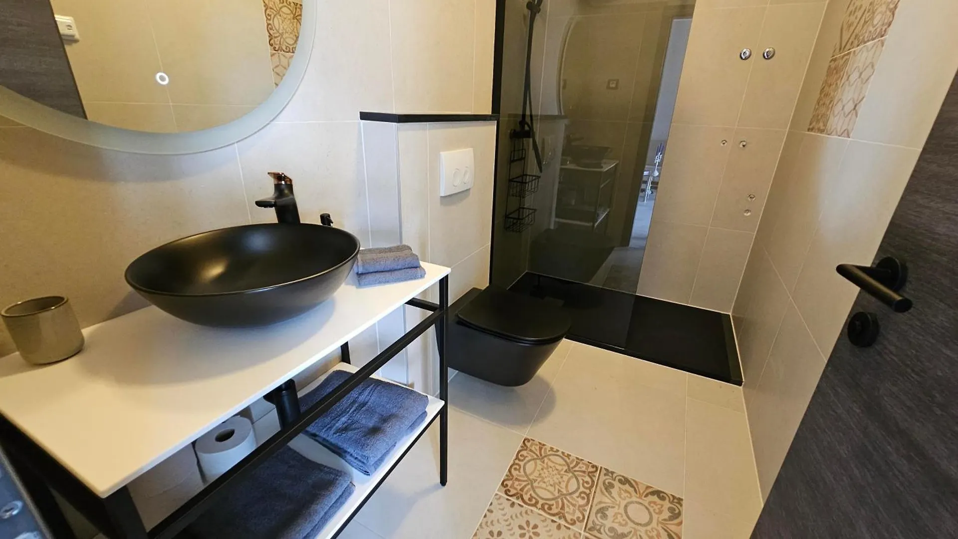 Apartments With Pool Casa Bianca Matohanci