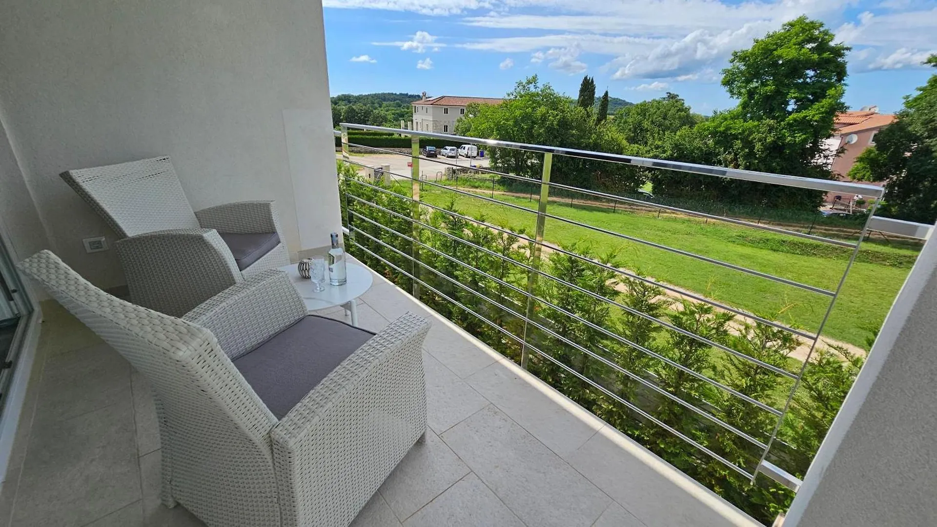 Apartments With Pool Casa Bianca Matohanci